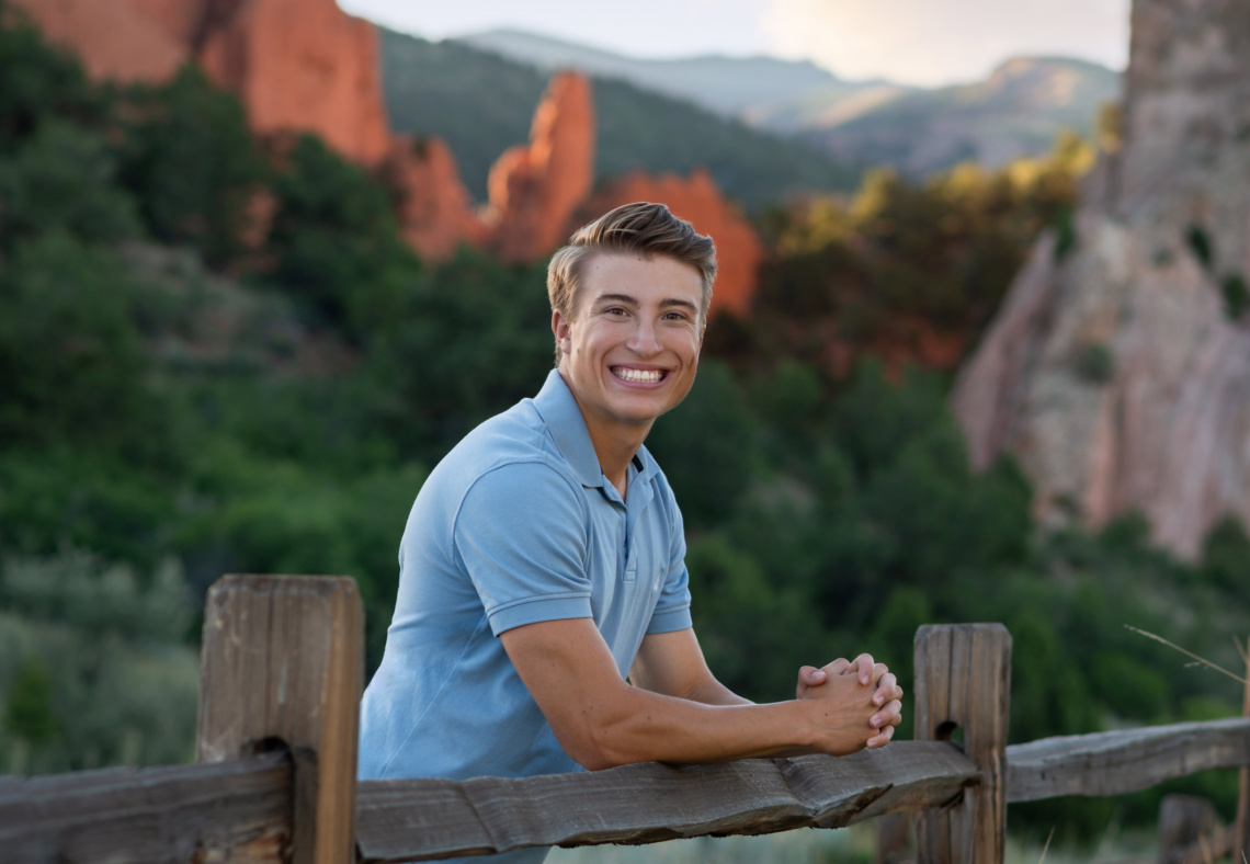 colorado senior photographer takes picture of a senior at garden of the gods