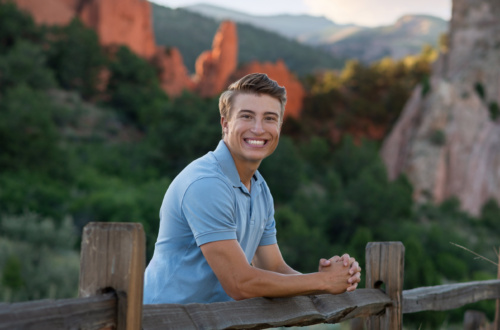 colorado senior photographer takes picture of a senior at garden of the gods